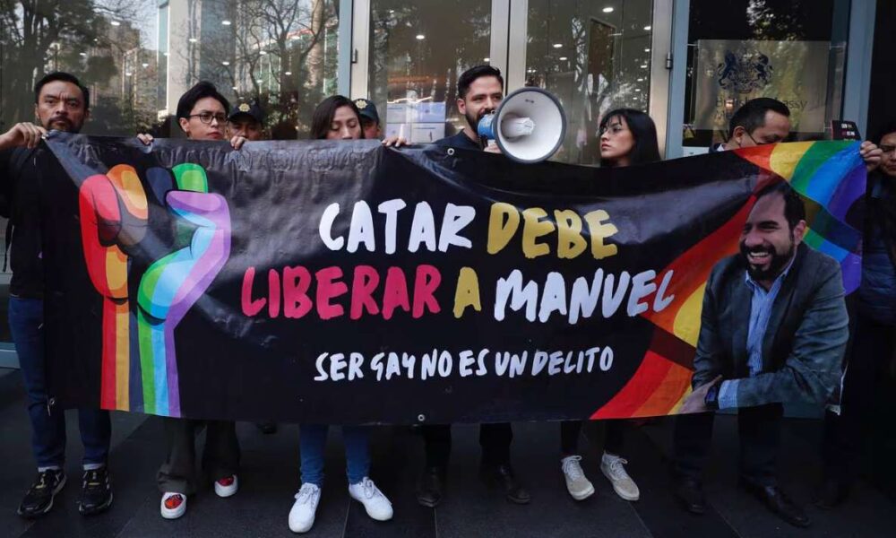 Protesta en Embajada del Reino Unido por detención injusta de hombre LGBTI en Qatar