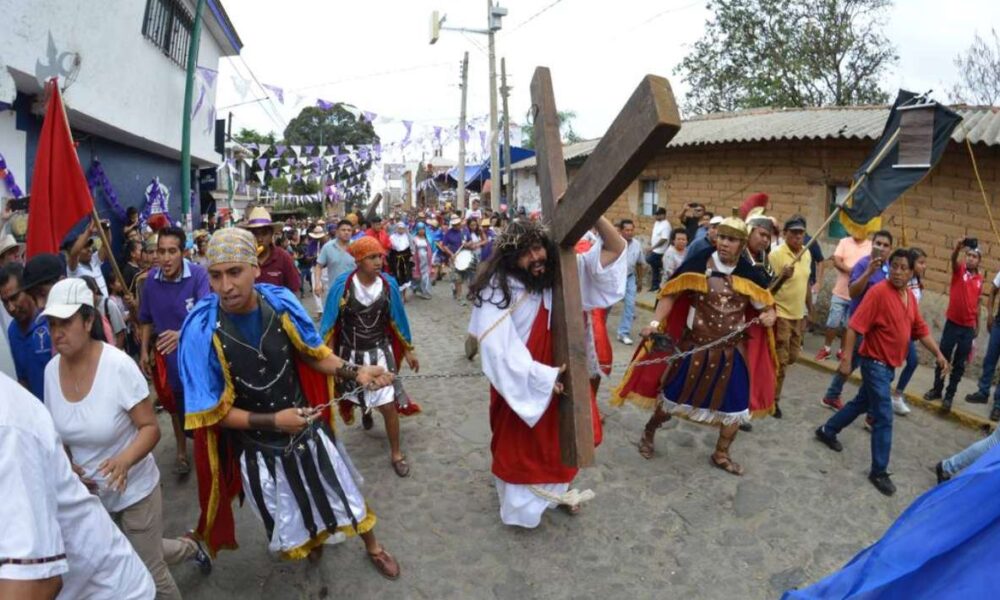 Se preparan habitantes de Ocotepec para el viacrucis que recibe miles de visitantes