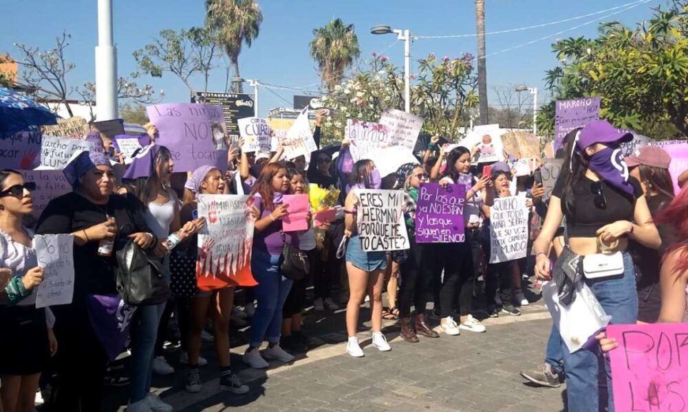 En marcha para conmemorar el Día Internacional de la Mujer en Cuautla, participantes exigen agilizar carpetas de investigación por 13 feminicidios ocurridos en esta ciudad