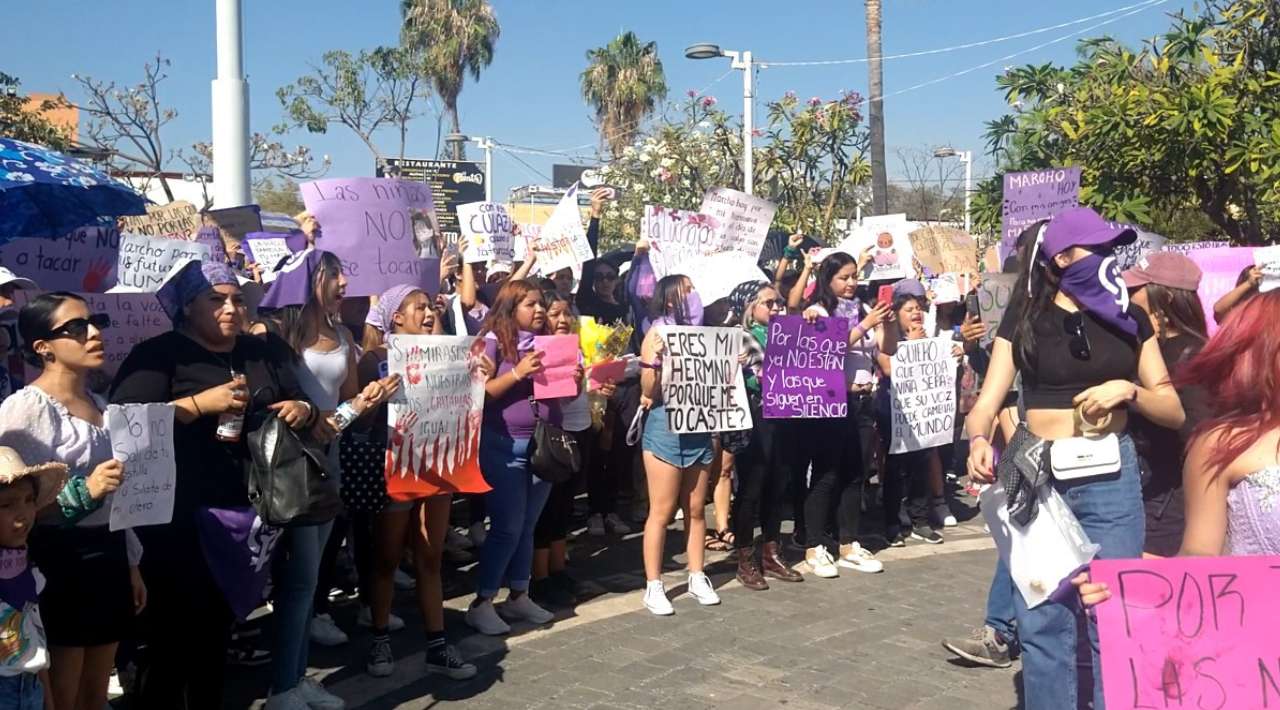 En marcha para conmemorar el Día Internacional de la Mujer en Cuautla, participantes exigen agilizar carpetas de investigación por 13 feminicidios ocurridos en esta ciudad