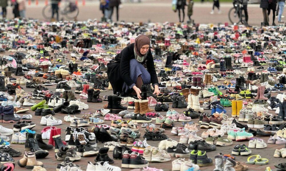 Hacen homenaje a niños palestinos muertos con miles de zapatos