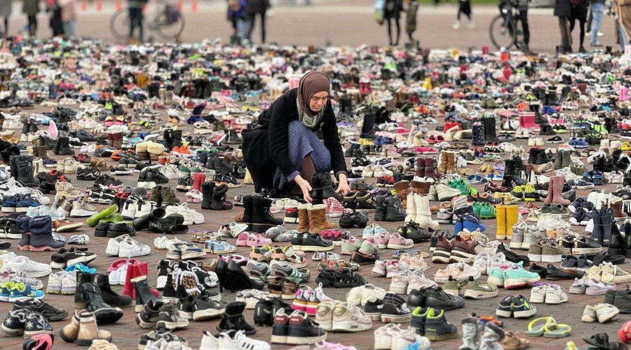 Hacen homenaje a niños palestinos muertos con miles de zapatos