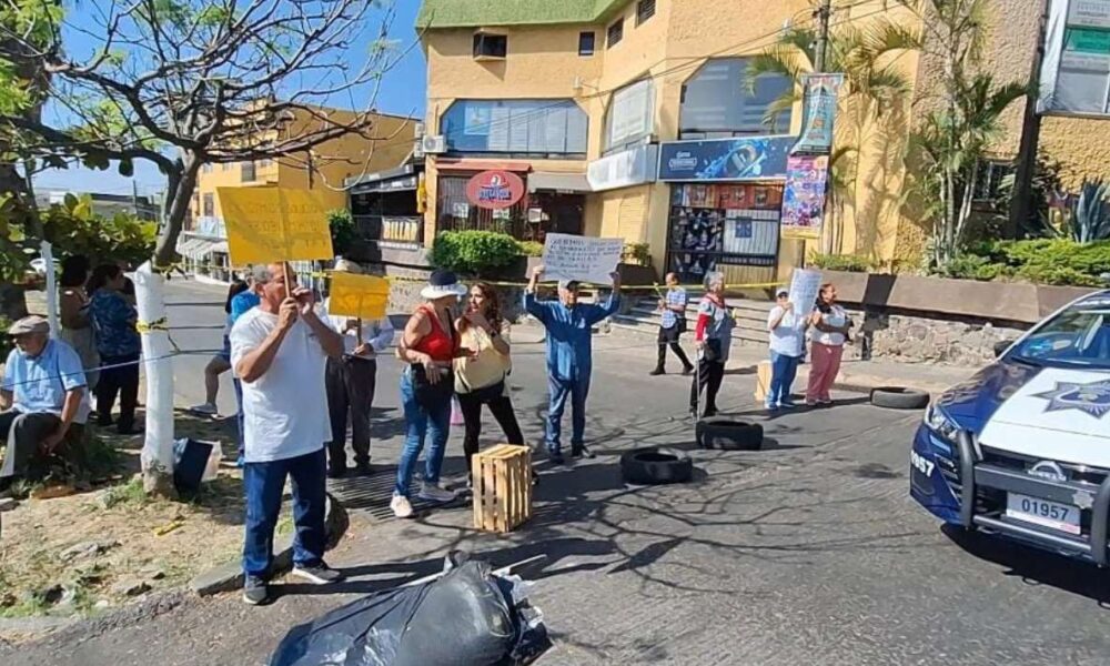 Vecinos de la colonia San Cristóbal y Maravillas se manifiestan por falta de agua y bloquean la avenida Vicente Guerrero de Cuernavaca