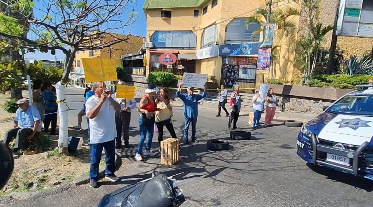 Vecinos de la colonia San Cristóbal y Maravillas se manifiestan por falta de agua y bloquean la avenida Vicente Guerrero de Cuernavaca