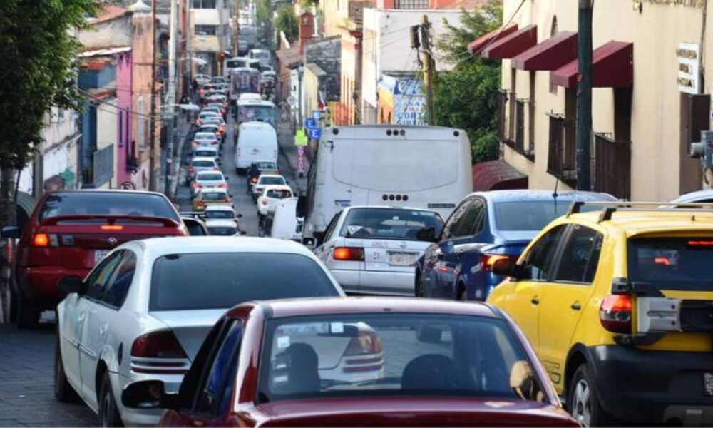 Caos vehicular en Cuernavaca por manifestación de maestros: Demandan reconocimiento de nuevo Comité