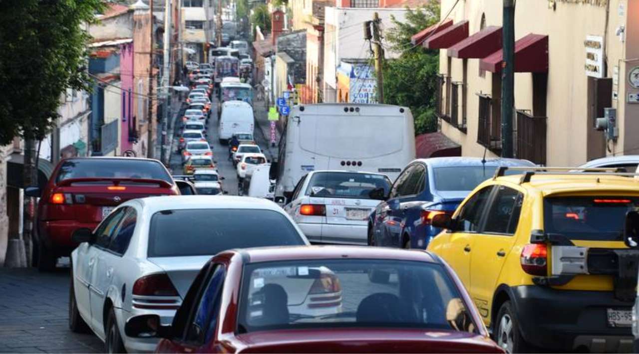 Caos vehicular en Cuernavaca por manifestación de maestros: Demandan reconocimiento de nuevo Comité