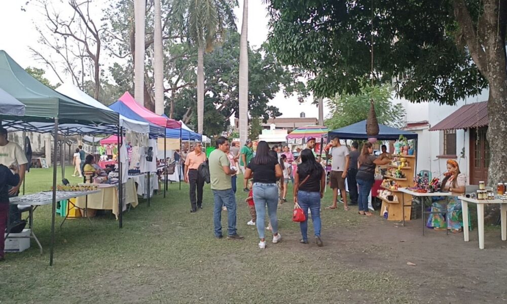  A través de la Feria del Sitio de Cuautla, abren las puertas del jardín “La Pastora” a 40 comerciantes y artesanos durante los sábados de abril para vender sus productos.