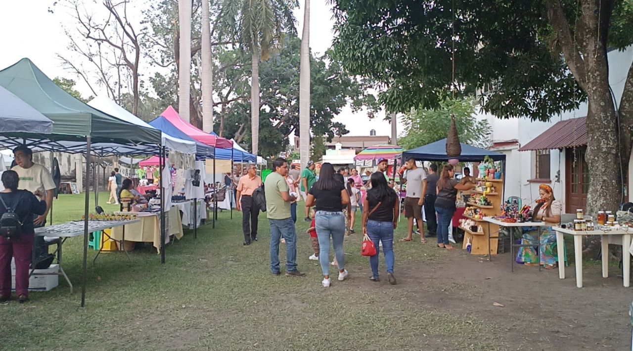  A través de la Feria del Sitio de Cuautla, abren las puertas del jardín “La Pastora” a 40 comerciantes y artesanos durante los sábados de abril para vender sus productos.