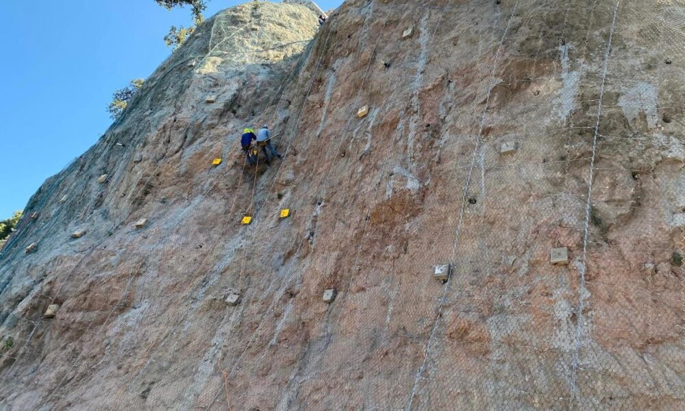 Cierran la carretera que comunica a Hueyapan con Tetela del Volcán