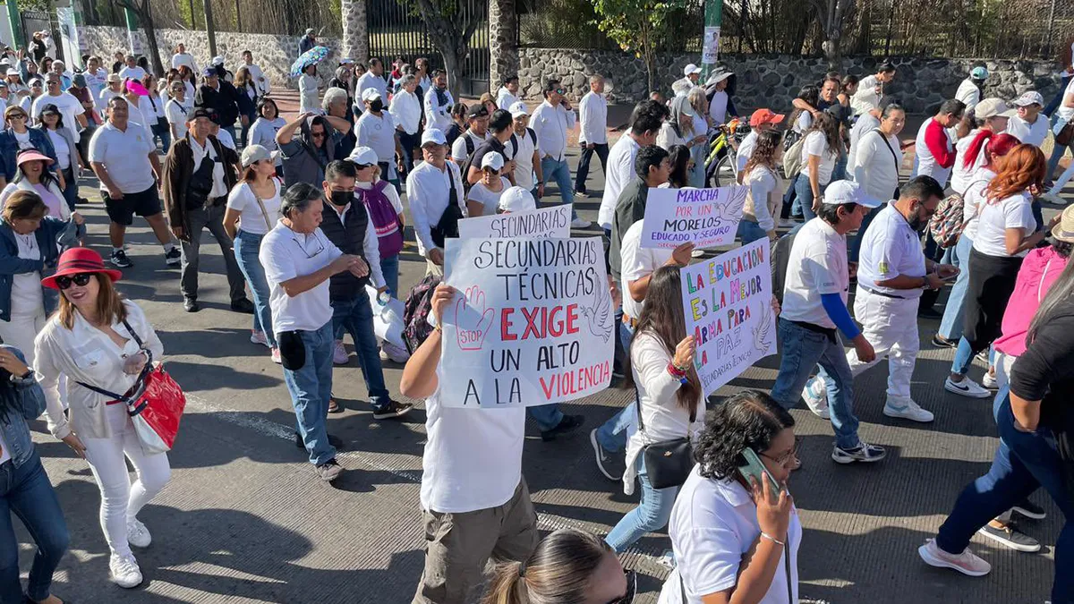 Marcha de maestros paraliza Cuernavaca: 20 mil docentes exigen mejoras en salud”