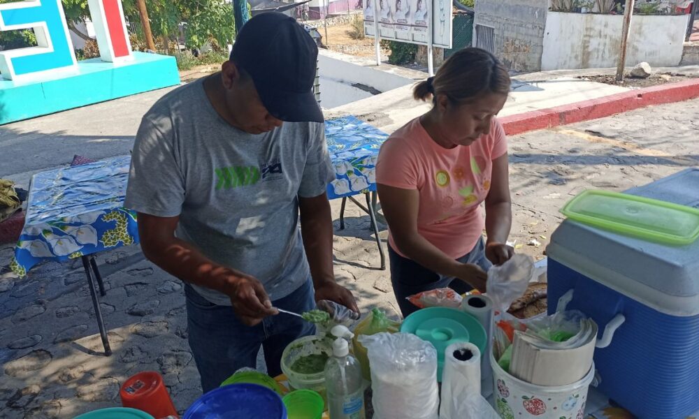 Vendedoras de comida de Tequesquitengo comparten sus medidas para el cuidado de los alimentos