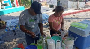 Vendedoras de comida de Tequesquitengo comparten sus medidas para el cuidado de los alimentos