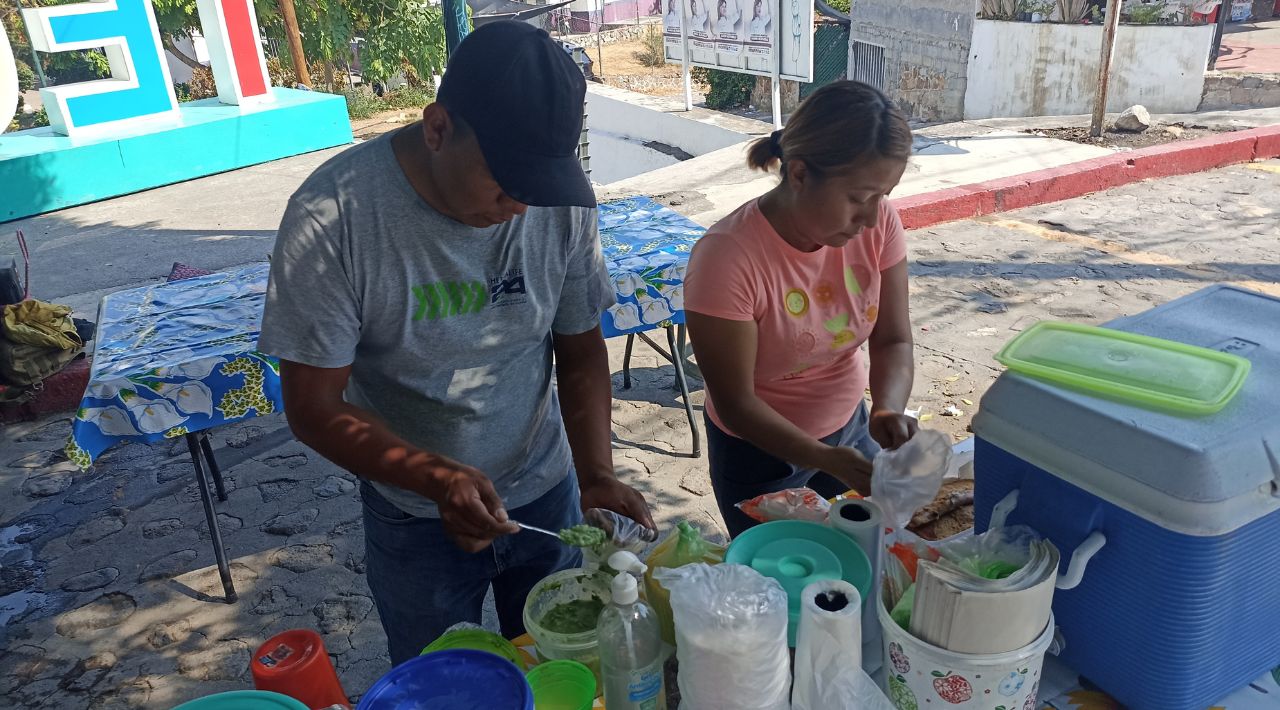 Vendedoras de comida de Tequesquitengo comparten sus medidas para el cuidado de los alimentos