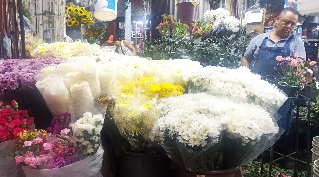 Registran bajas ventas los comerciantes de flores del mercado Adolfo López Mateos este 3 de mayo