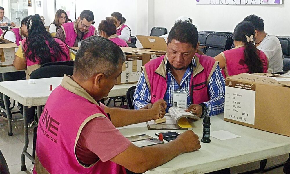 La Junta Distrital 04 del INE lleva a cabo el conteo de boletas para la integración de los paquetes Electorales.