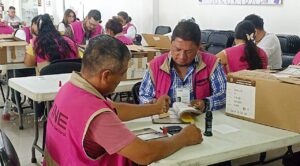 La Junta Distrital 04 del INE lleva a cabo el conteo de boletas para la integración de los paquetes Electorales.