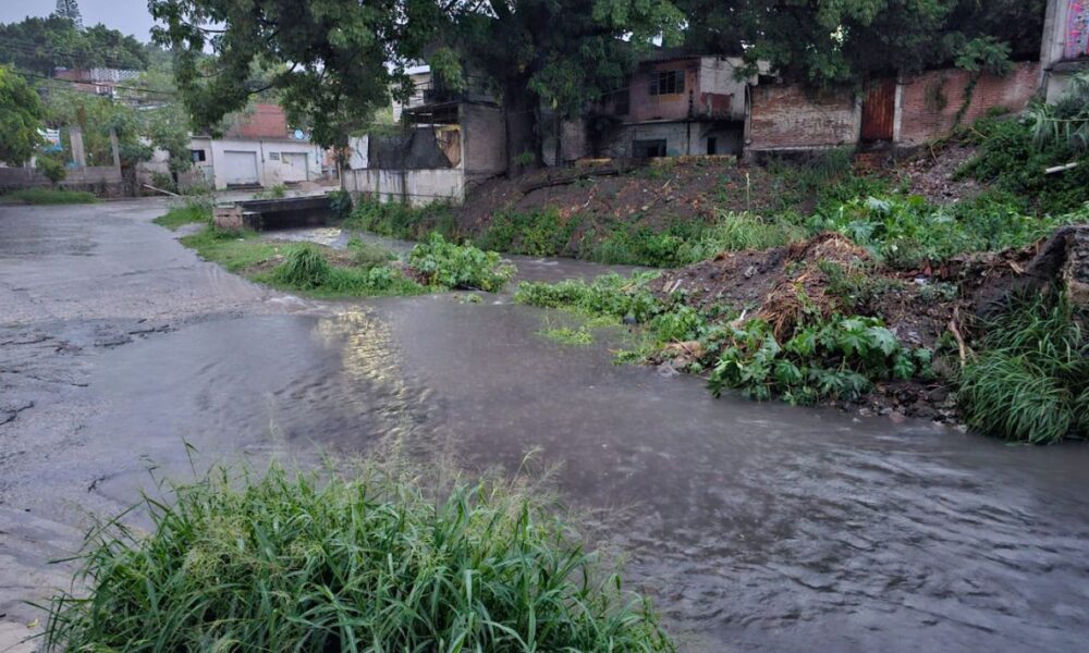 Lluvias en Cuautla provocaron el desbordamiento de la barranca Agua Hedionda e inundación de tres viviendas