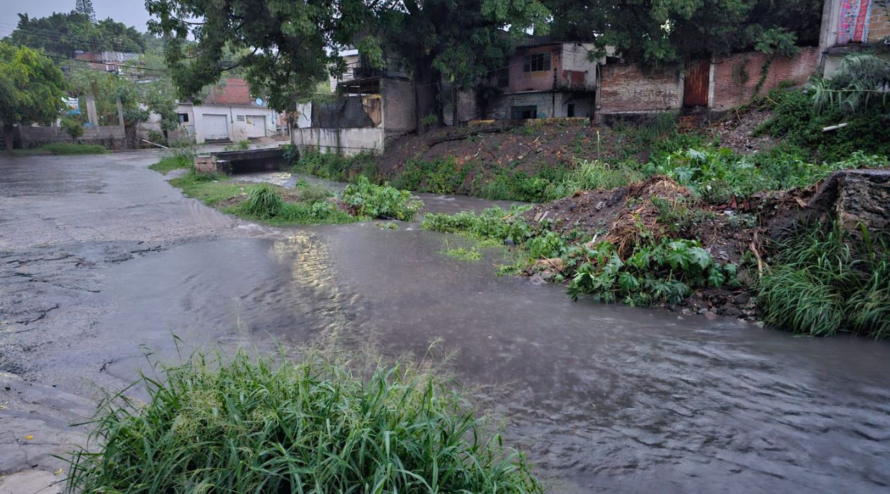 Lluvias en Cuautla provocaron el desbordamiento de la barranca Agua Hedionda e inundación de tres viviendas