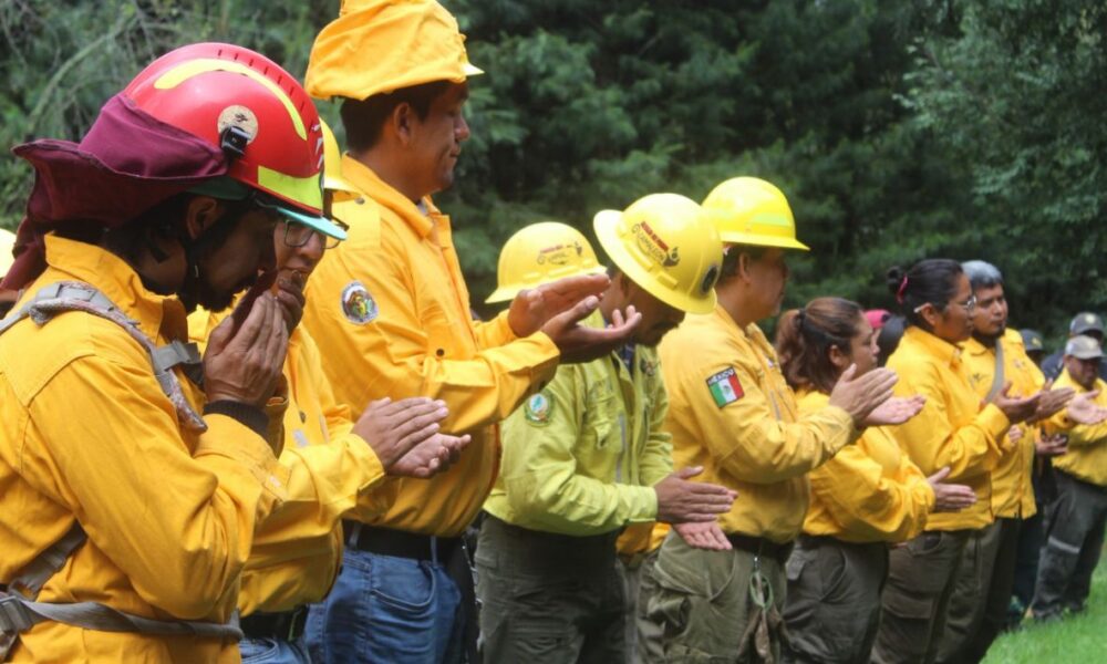 Reconocen a combatiente forestal