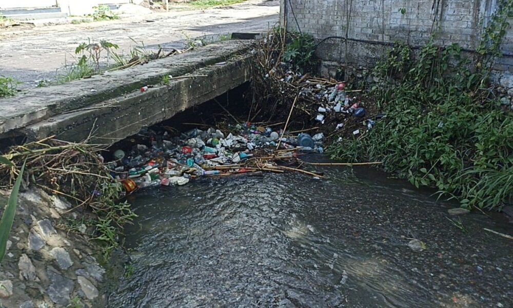 Advierte la asociación “Coalición Ambiental” mayor riesgo de inundaciones por desechos domiciliarios