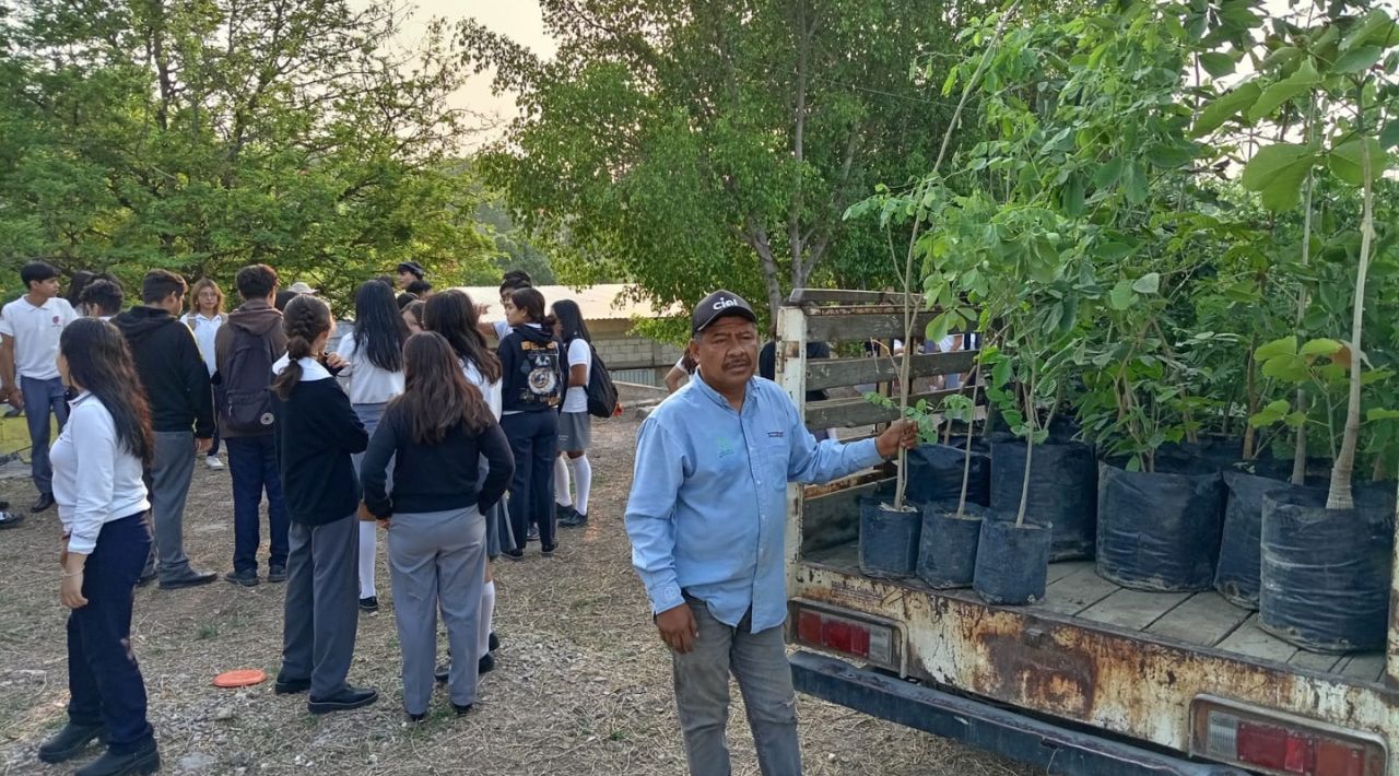 La Secretaría de Desarrollo Sustentable arboriza la secundaria “Gabino Barreda” de Cuautla