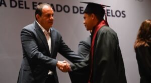 Reconoce gobernador a profesionales de UTEZ