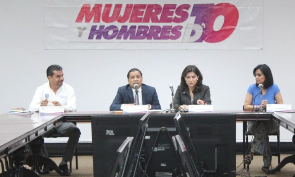 Entregan Certificados y Apoyo Económico a Participantes del Programa “Mujeres y Hombres de 10 – 2024”