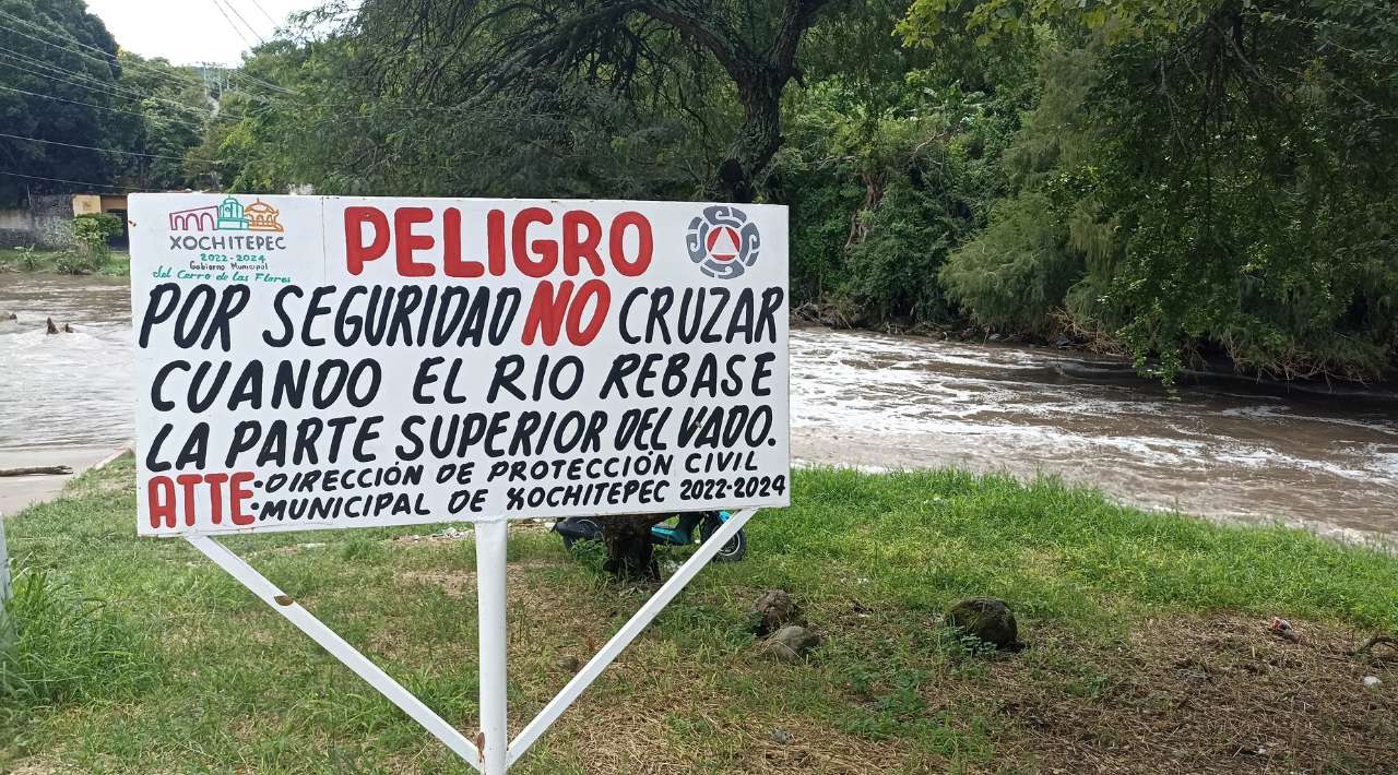 Inundaciones en Xochitepec Tras Intensas Lluvias: Puente Cuba y Vado de Atlacholoaya Afectados