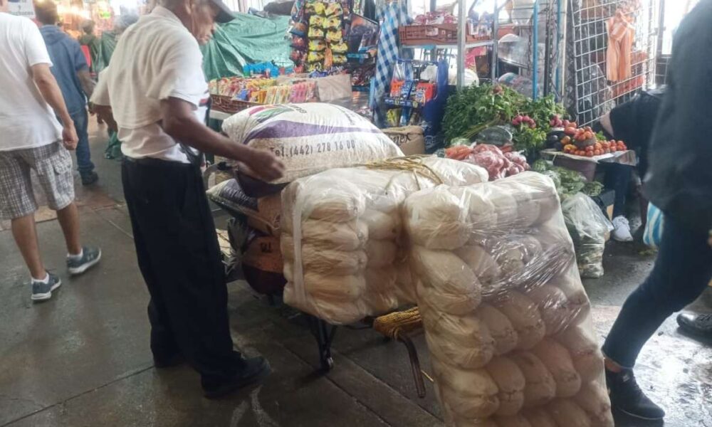 Familias morelenses se preparan para la tradicional cena del Grito de Independencia en el mercado Adolfo López Mateos