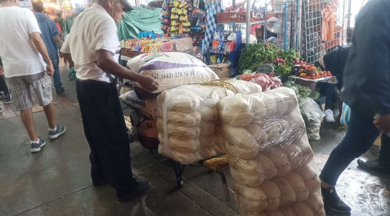 Familias morelenses se preparan para la tradicional cena del Grito de Independencia en el mercado Adolfo López Mateos