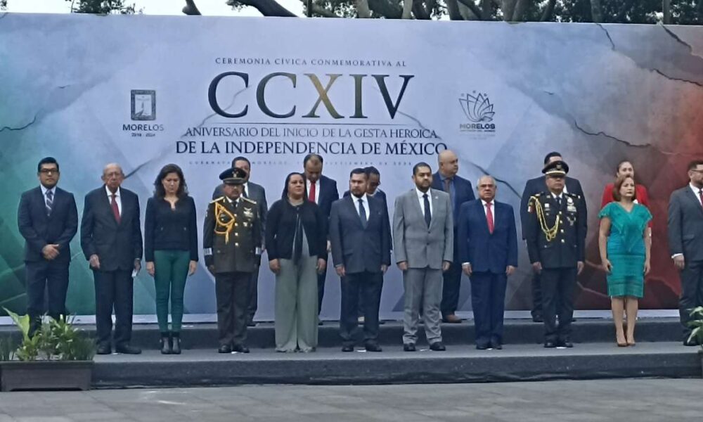 Samuel Sotelo Salgado encabeza honores a la bandera por el CCXIV aniversario del inicio de la Independencia de México