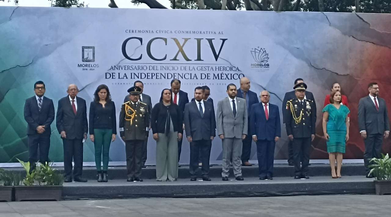 Samuel Sotelo Salgado encabeza honores a la bandera por el CCXIV aniversario del inicio de la Independencia de México