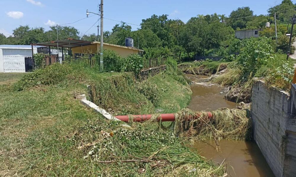 Puente vehicular colapsa en Zacatepec tras recientes lluvias; colonias quedan incomunicadas