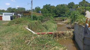 Puente vehicular colapsa en Zacatepec tras recientes lluvias; colonias quedan incomunicadas