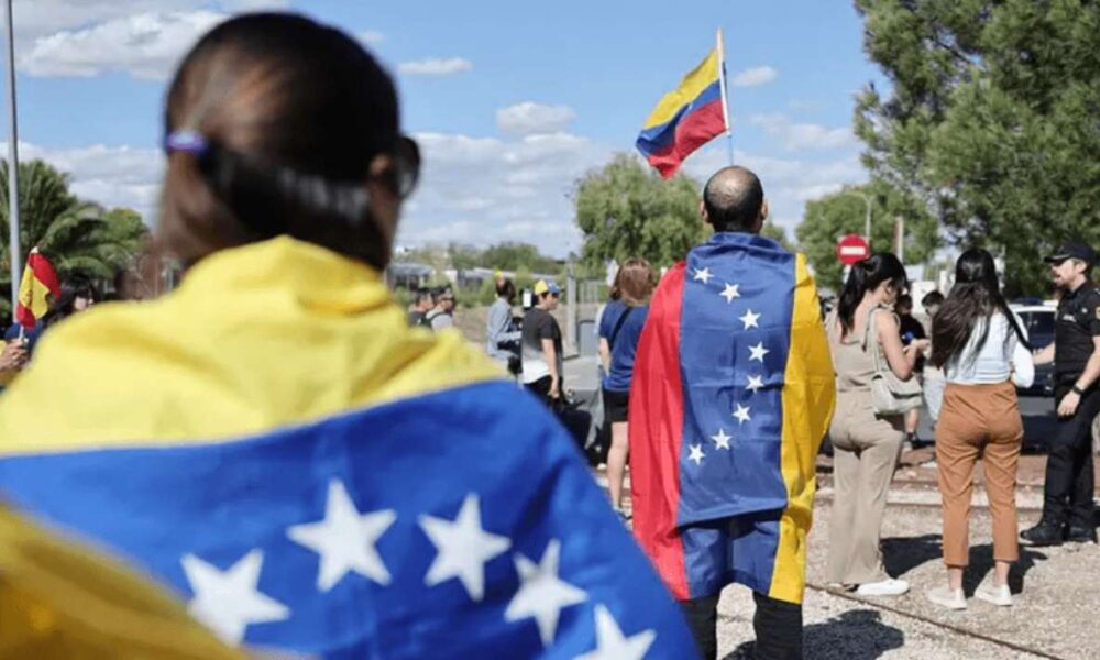 Opositor venezolano llega a España tras pedir asilo político
