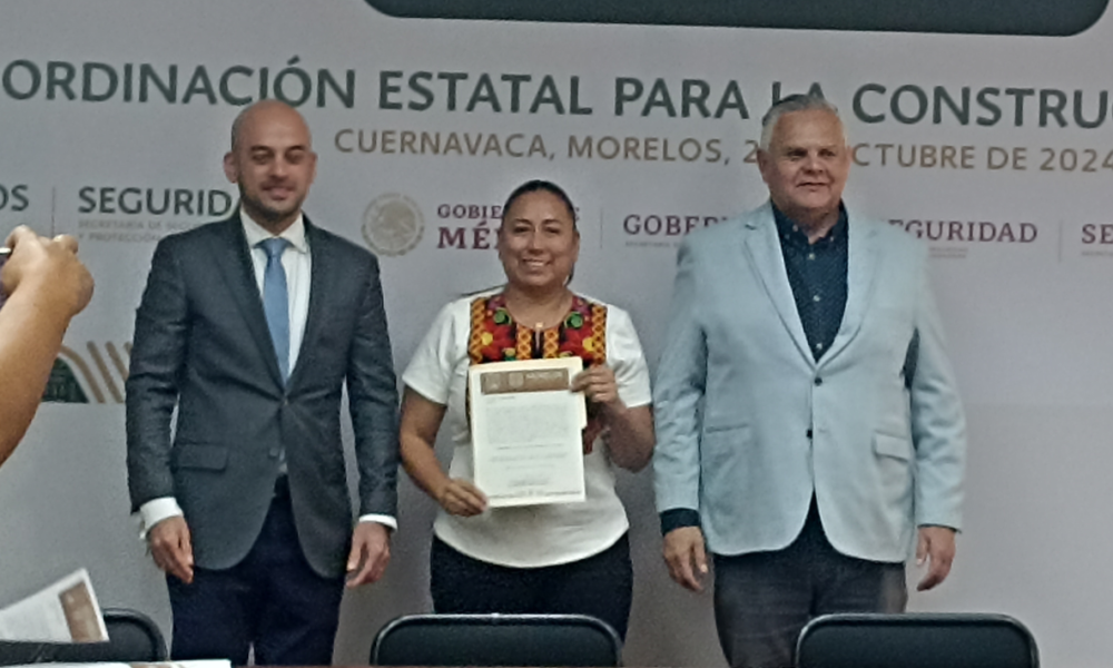 Entregan nombramiento a Alejandra Flores Espinoza, como Coordinadora del Instituto Morelense de Radio y Televisión, junto a otros organismos descentralizados.