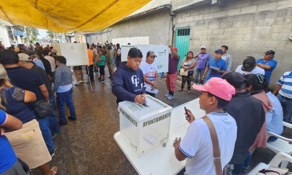 Acuden habitantes a votar en municipio indígena de Xoxocotla