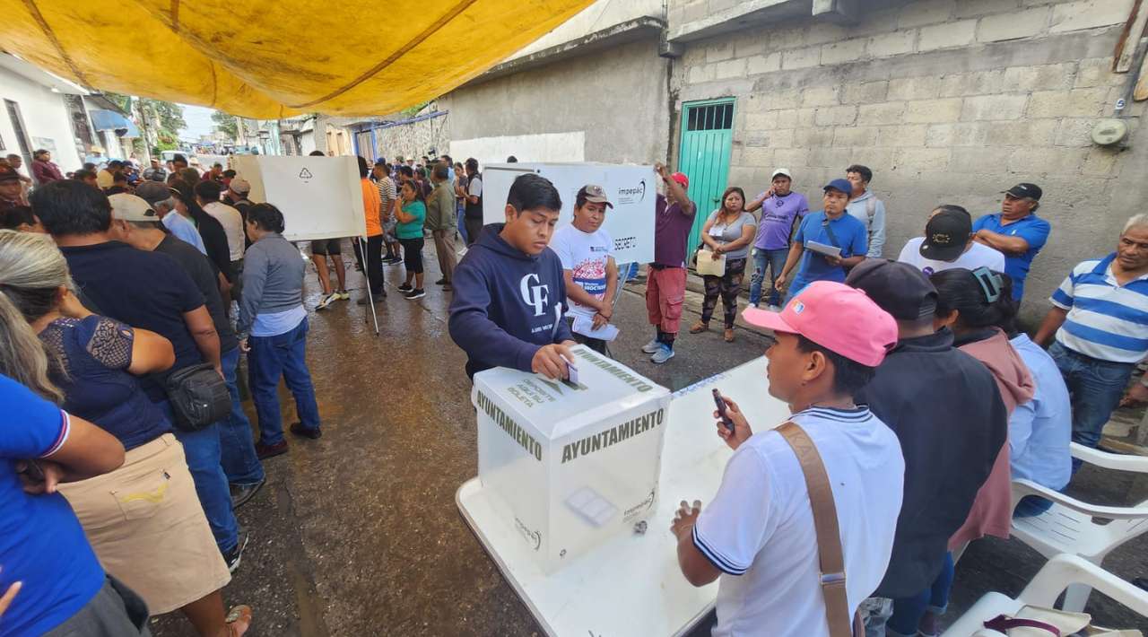 Acuden habitantes a votar en municipio indígena de Xoxocotla