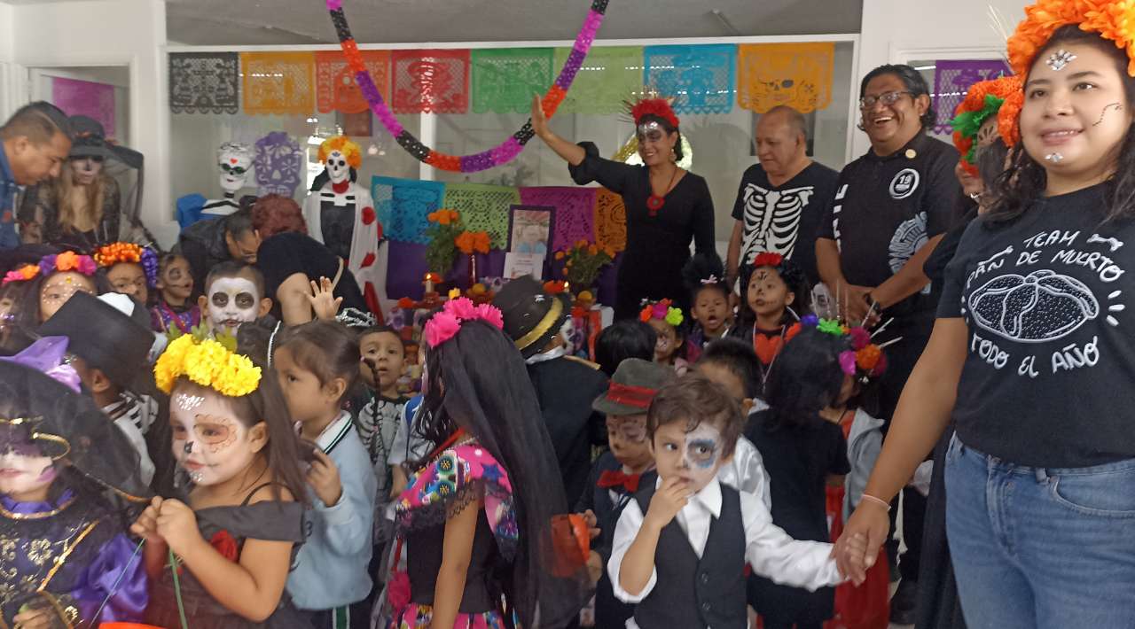 Alumnos del Jardín de Niños “El Resurgimiento” Visitan la Sede del SNTE para Conocer las Tradiciones del Día de Muertos