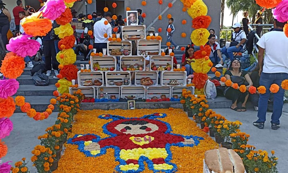 Estudiantes de Morelos celebran el Día de Muertos con coloridas ofrendas en el Congreso del Estado