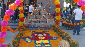 Estudiantes de Morelos celebran el Día de Muertos con coloridas ofrendas en el Congreso del Estado