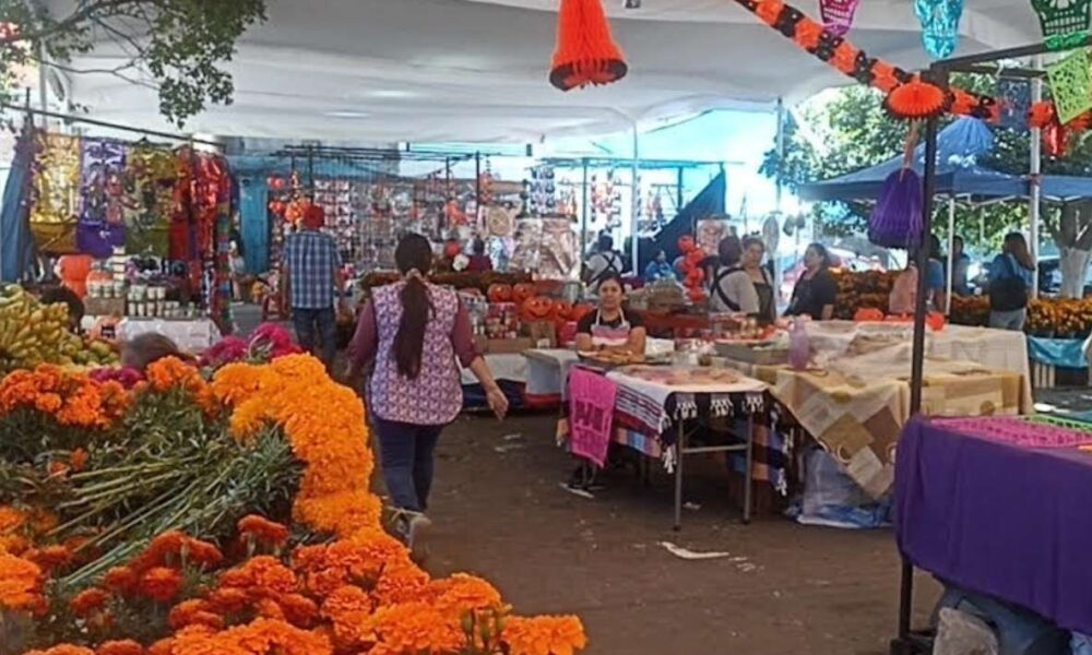 Tianguis del Día de Muertos en el Estacionamiento de las Flores