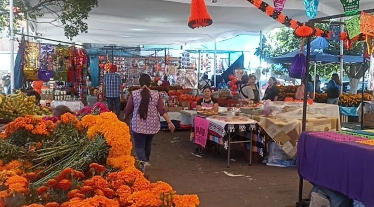 Tianguis del Día de Muertos en el Estacionamiento de las Flores