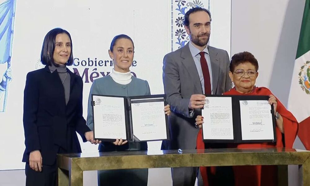 Claudia Sheinbaum firma decretos que devuelven a Pemex y CFE su carácter de empresas públicas