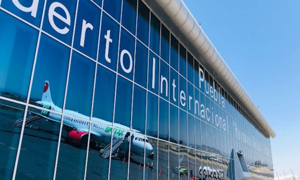 Aeropuerto de Puebla suspende vuelos por limpieza de ceniza volcánica