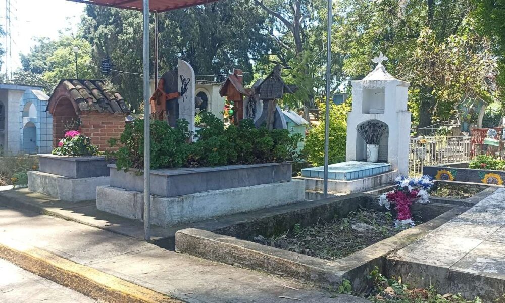 Habitantes de Ocotepec inician jornadas de limpieza en el panteón previo a Día de Muertos