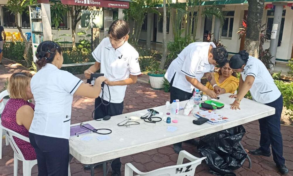 Estudiantes de la UAEM realizan diagnósticos de salud a trabajadores del Ayuntamiento de Zacatepec