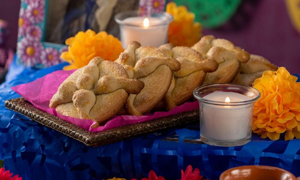 Microempresaria innova con galletas en forma de pan de muerto y aumenta ventas en Día de Muertos