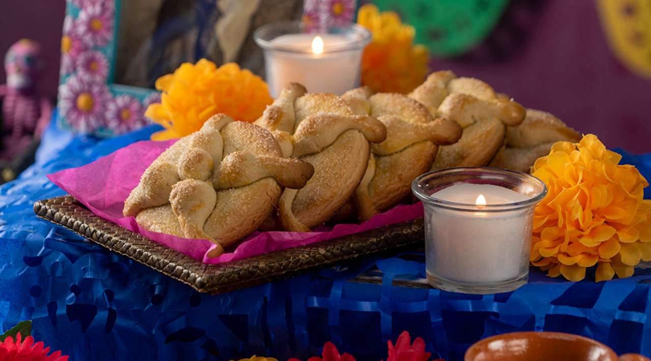 Microempresaria innova con galletas en forma de pan de muerto y aumenta ventas en Día de Muertos