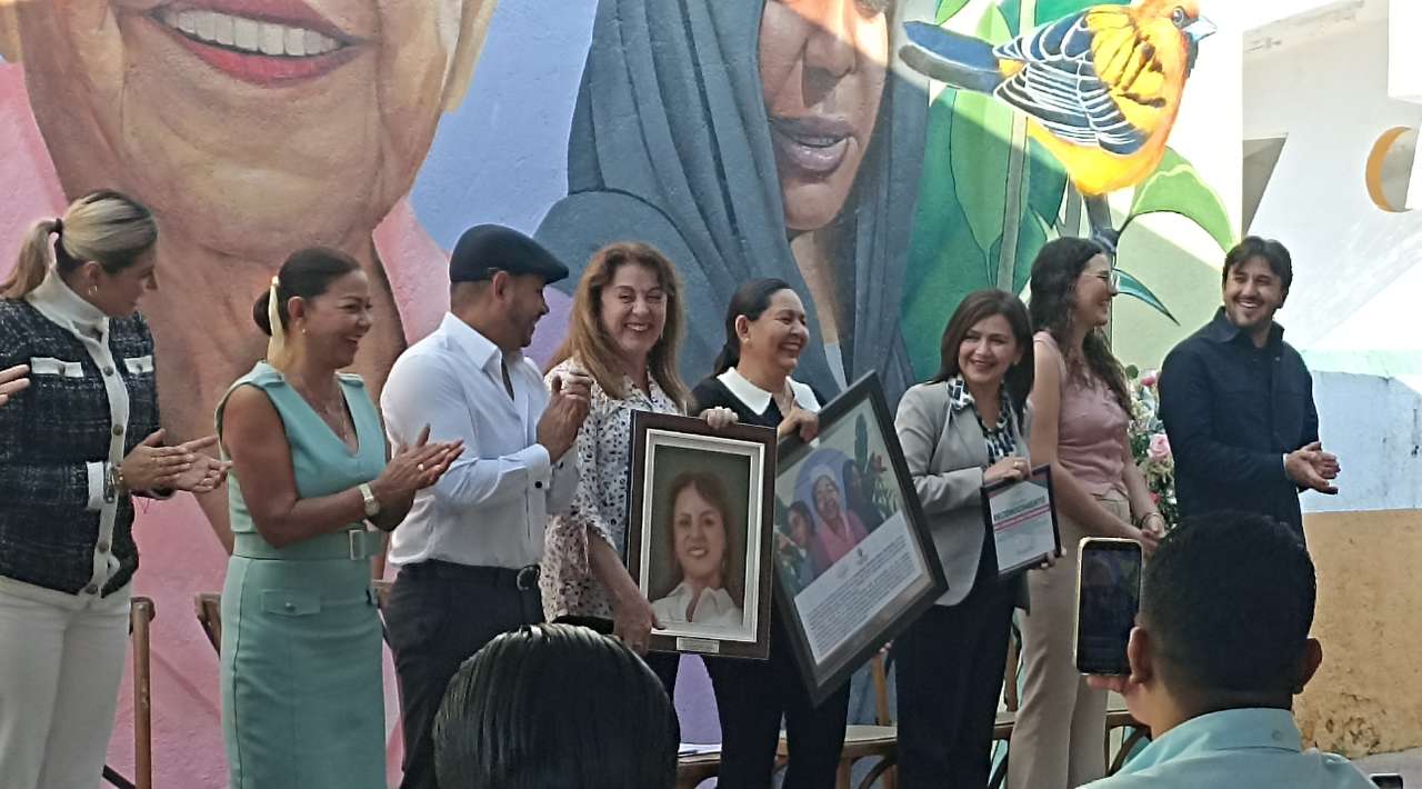 Gobernadora de Morelos devela mural conmemorativo del sufragio femenino en Xochitepec